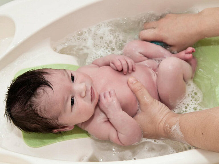 Lợi ích của việc tắm lá đinh lăng cho trẻ sơ sinh
