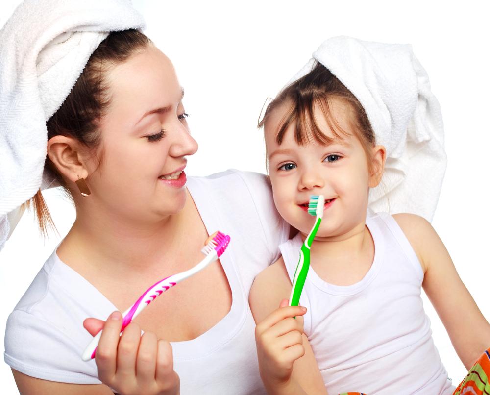 Mẹ thông thái dạy con đánh răng từ những chiếc răng sữa đầu tiên