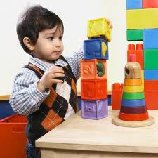 Nên mua cho bé loại đồ chơi nào giúp phát triển tư duy lại an toàn
