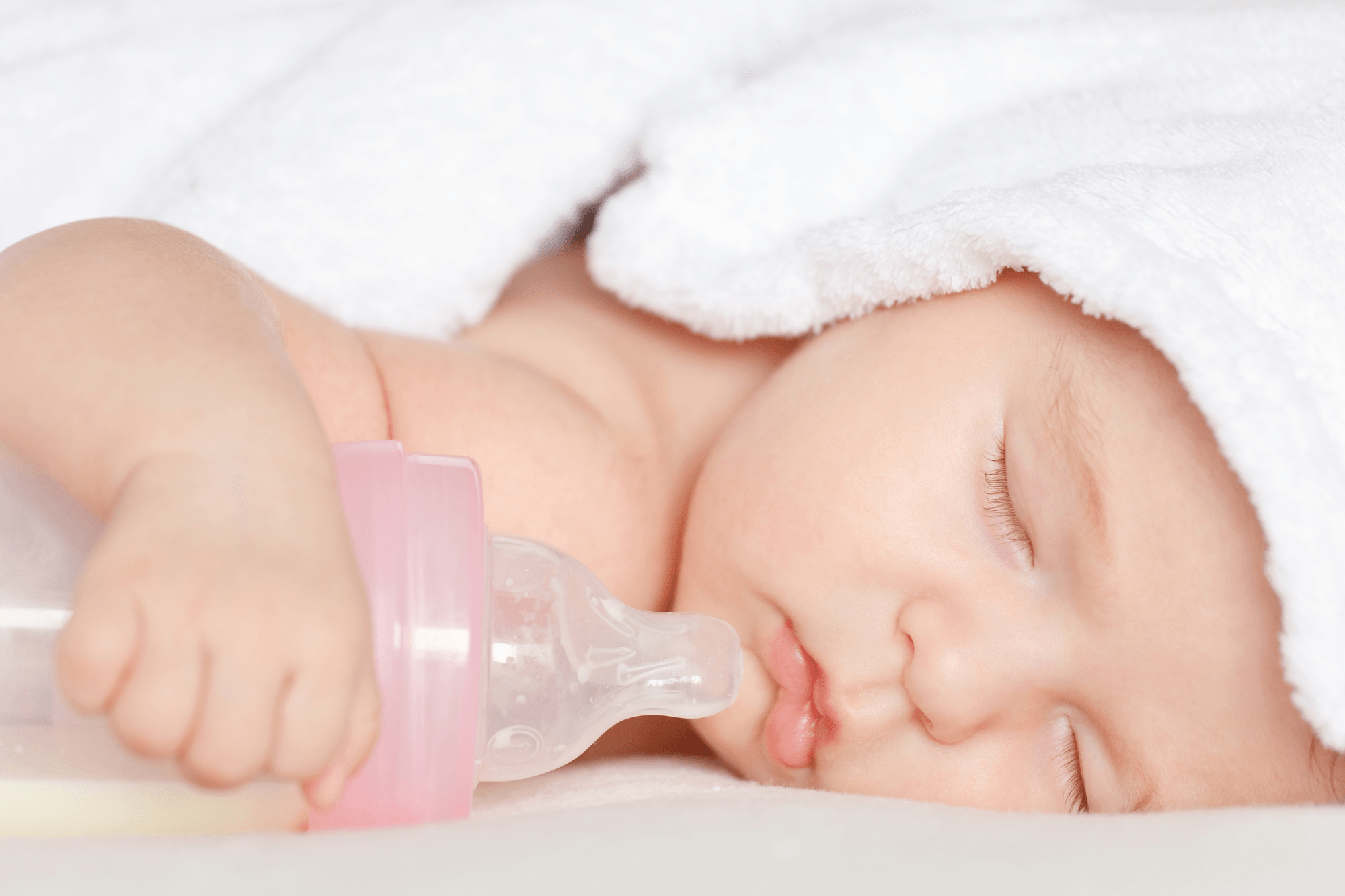 Chọn loại bình sữa nào phù hợp để bé không chê ti mẹ?